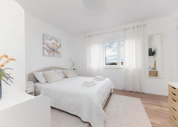 Kiara فيلة Kaštela